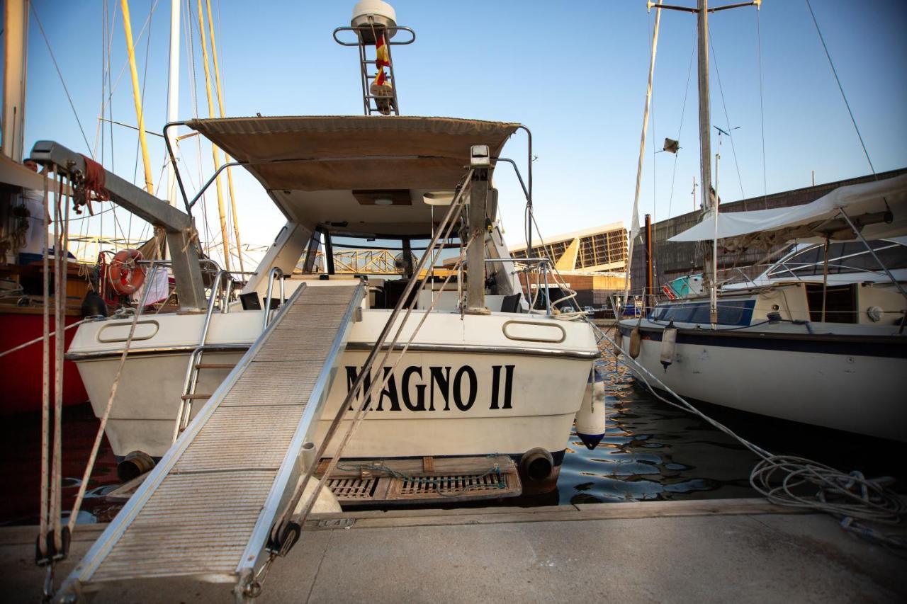Отель Magno II Boat Сан-Адриан-де-Бесос Экстерьер фото